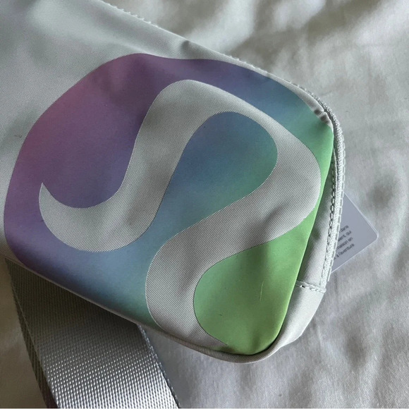 🆕 Lululemon Everywhere Belt Bag - Vapor Persian Violet - Picture 2 of 5